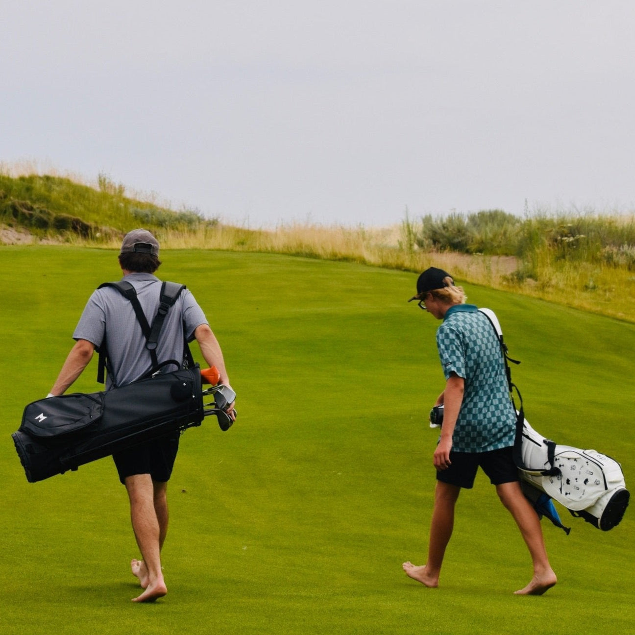 MNML GOLF MR1 golf bags at Gamble Sands walking golfers barefoot