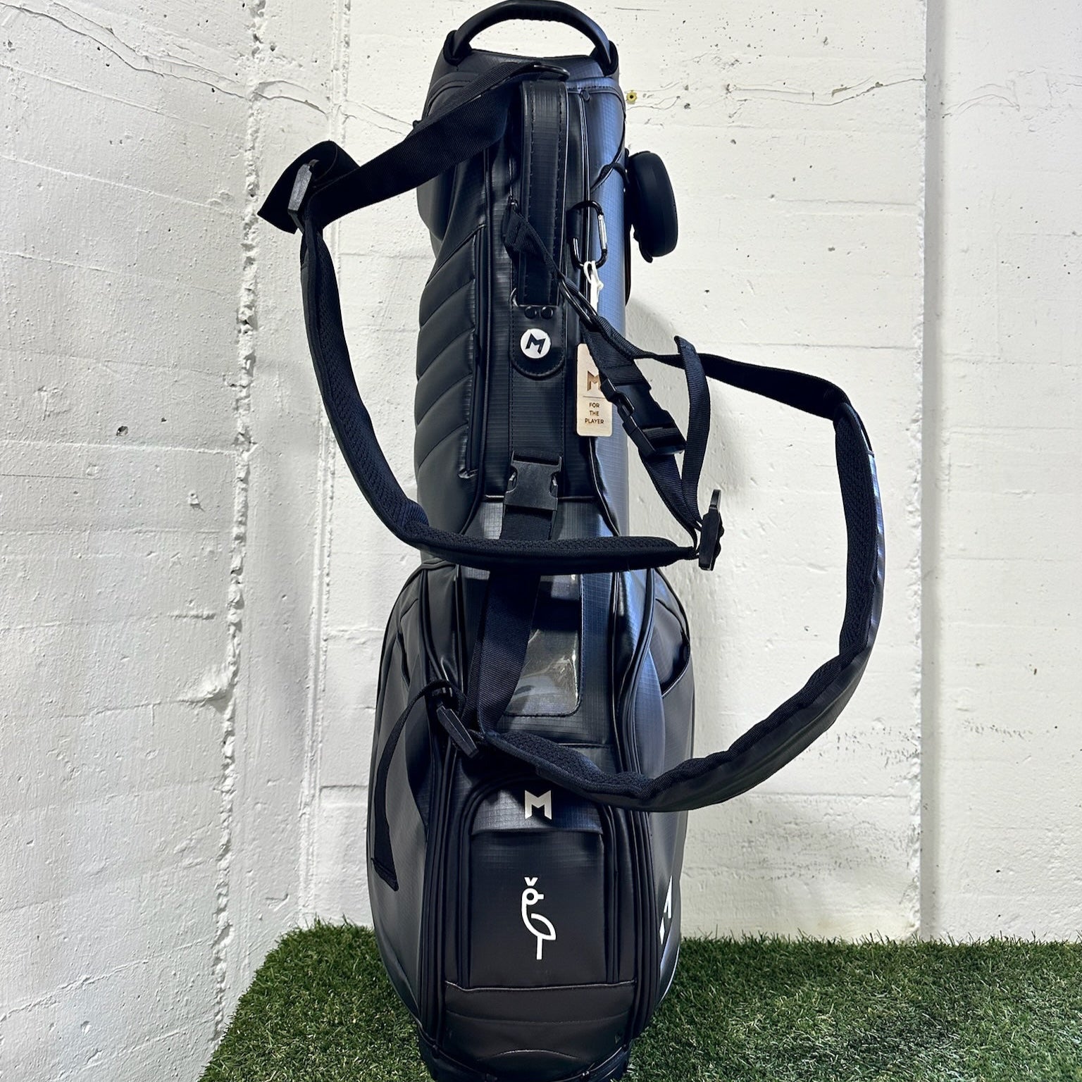 The MNML GOLF MR1 is an eco conscious golf bag built for the modern golfer.