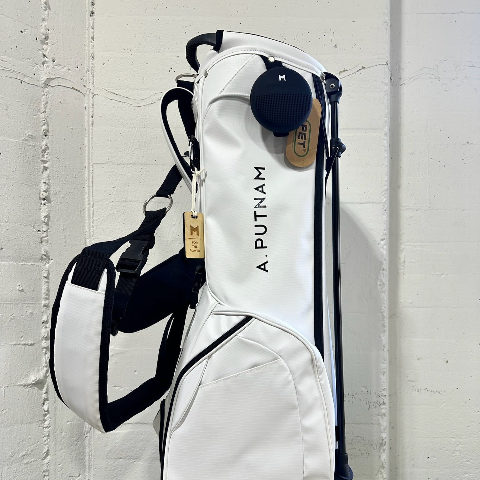 In collaboration with A. Putnam, we have the white MR1 Eco golf bag by MNML GOLF.
