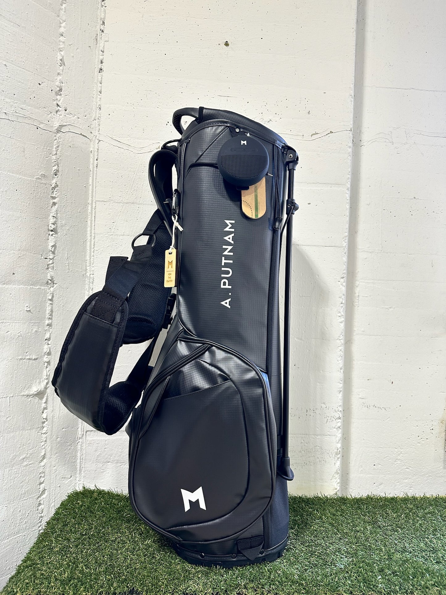 This is the black color way of the MR1 eco golf bag by MNML GOLF. This bag is made from 100% recycled material.