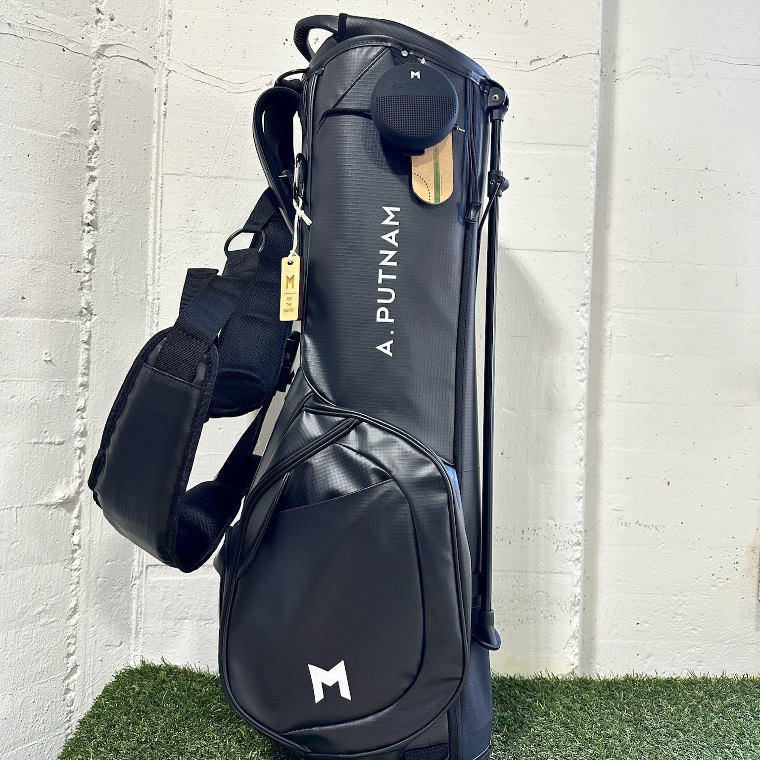 This is the black color way of the MR1 eco golf bag by MNML GOLF. This bag is made from 100% recycled material.