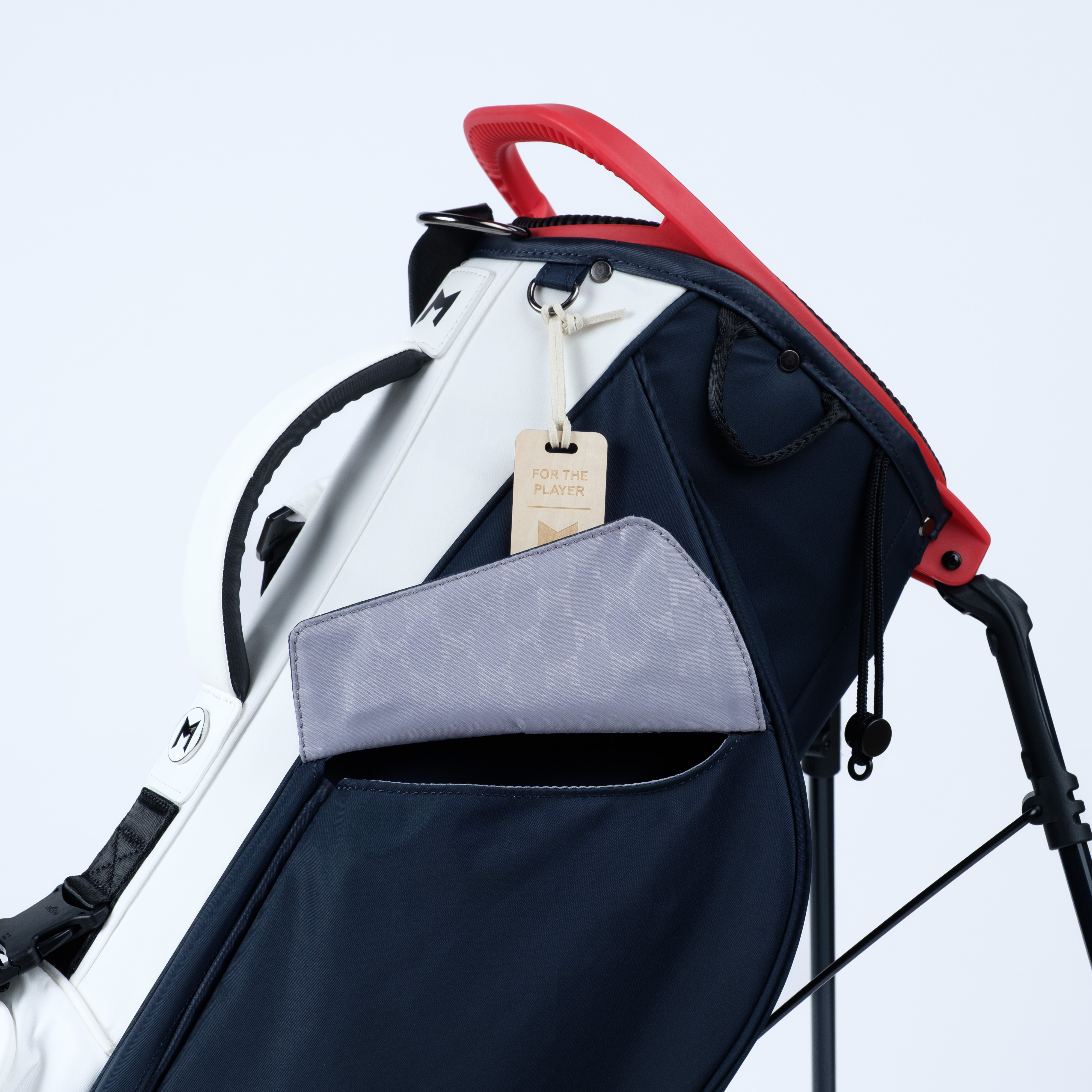 Full length magnetic storage pocket on navy/white golf stand bag