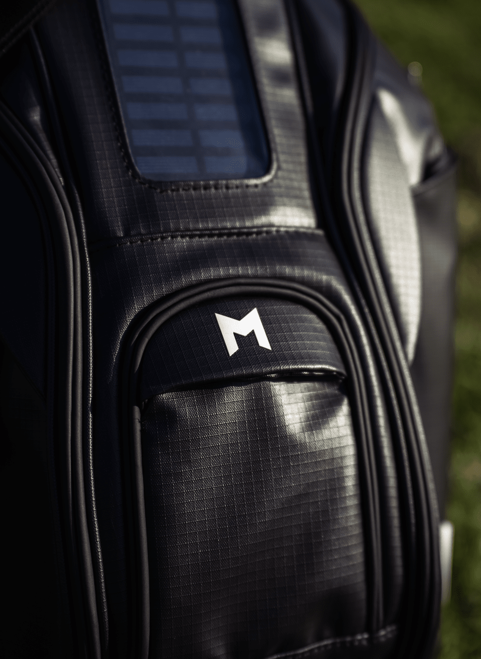 this is the mr1 eco golf bag ball pocket, able to fit up to 20, and features a magnetic closure