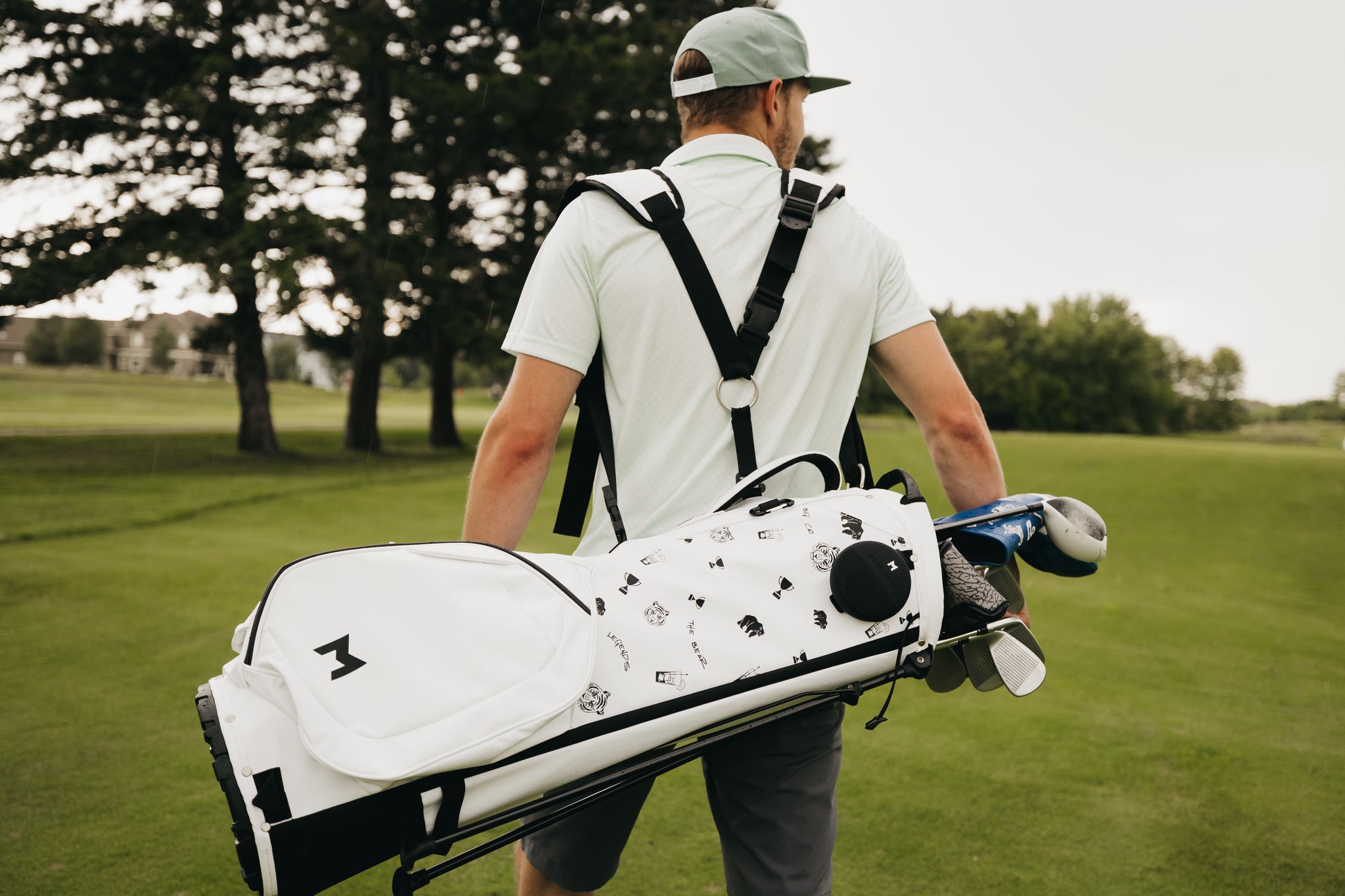 MNML GOLF's collaboration with Swannies showcases the MV2 model and hand painted Swannies graphics. This bag has a double strap mechanism for lasting comfort on the course.
